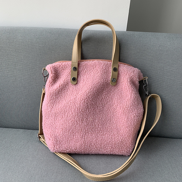 ベージュのバッグは薄いピンクの斜め掛けの皮があります。
