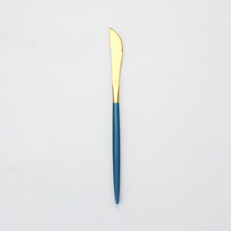 青い柄の金色のナイフ