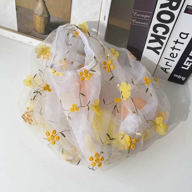 淡い黄色の立体花のプリーツバッグ