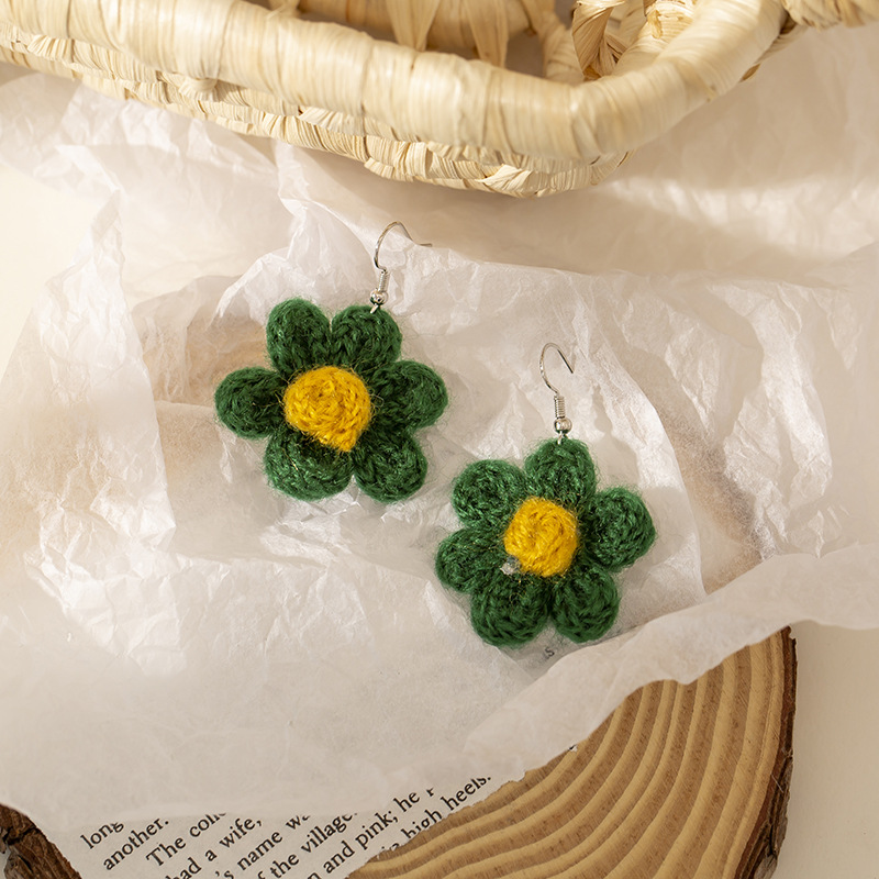 緑の毛糸の花の耳飾り