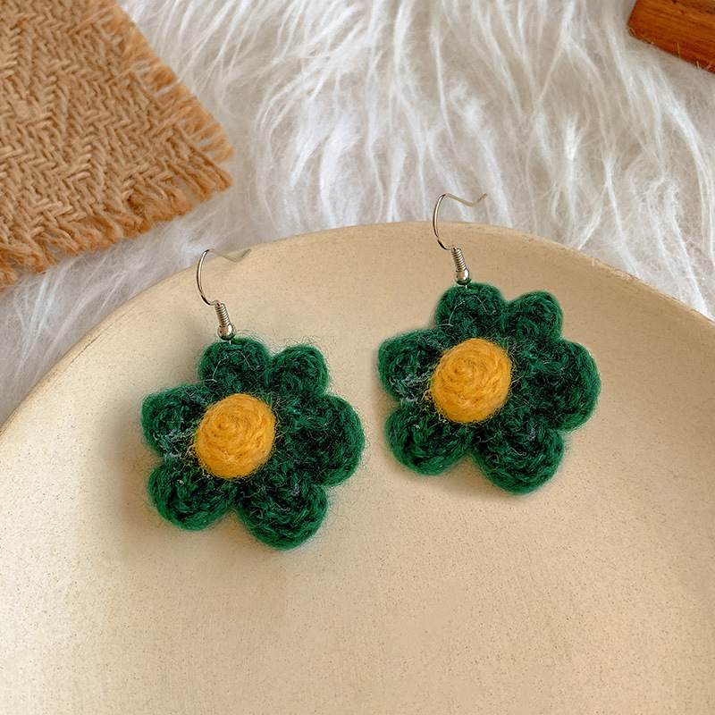 22.毛織物の墨と緑の小さい花の耳飾り
