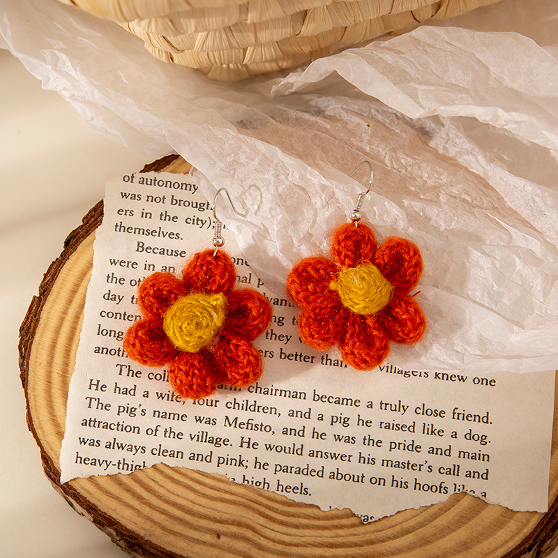 毛織のサンゴのミカンの小さい花の耳飾り