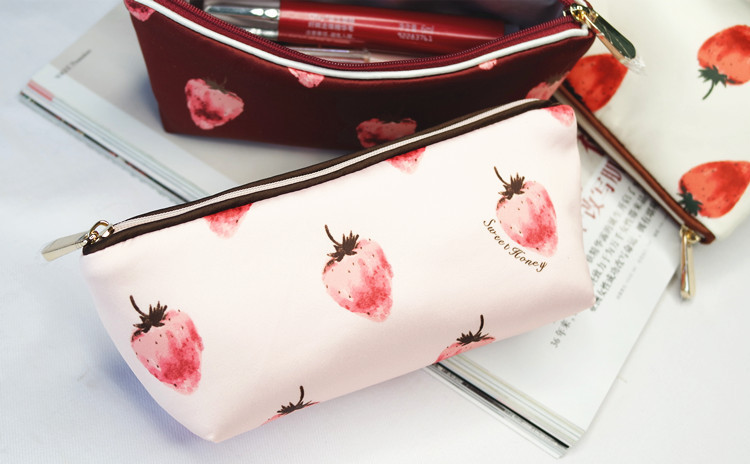 ファンデーションのイチゴの筆袋の底の4.5*15、高い8 cm