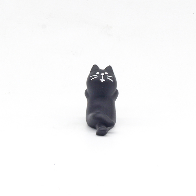 黒猫の背伸び