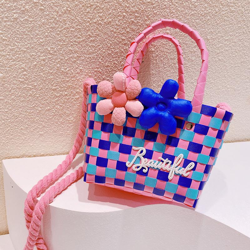8.裏地付きピンクブルーの花編みバッグ