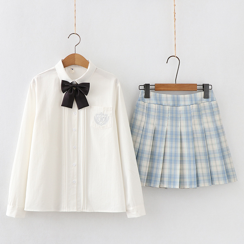 白いシャツ+黒い蝶ネクタイ+スカイブルーのスカート