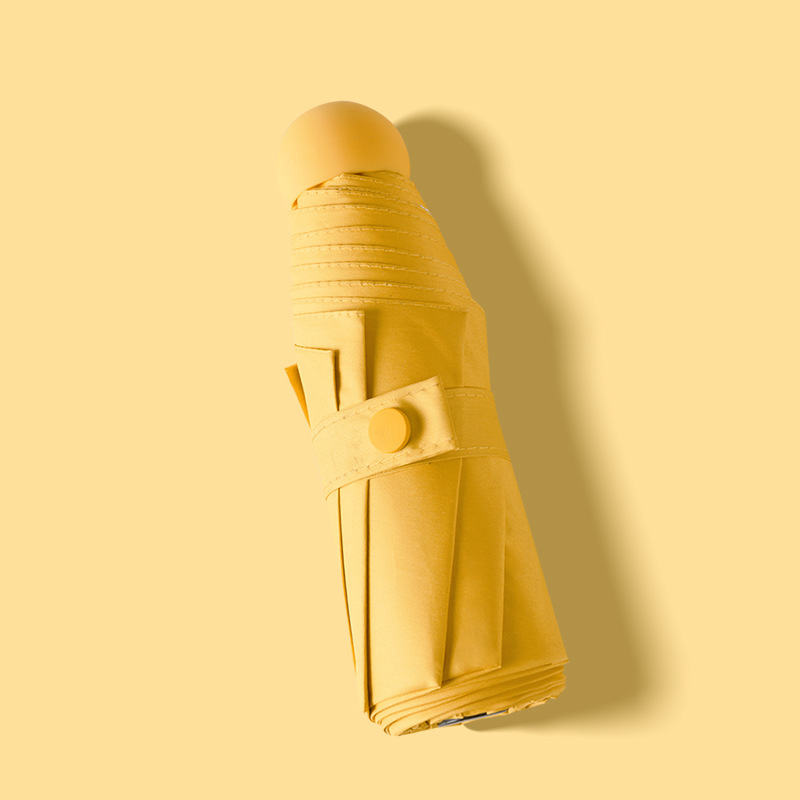 黄色の丸五つ折りの黒ゴム傘
