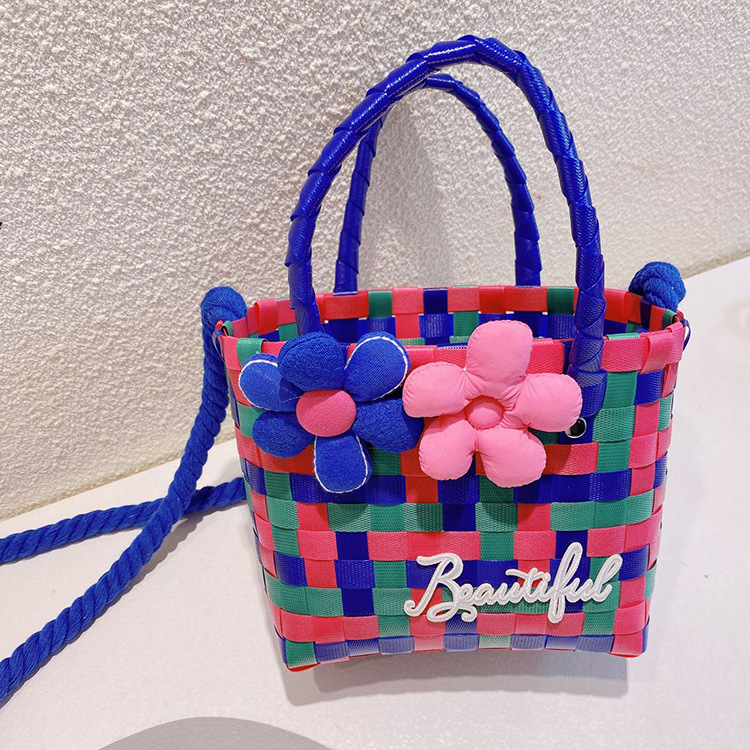 6.ブルーピンクの花編みバッグ