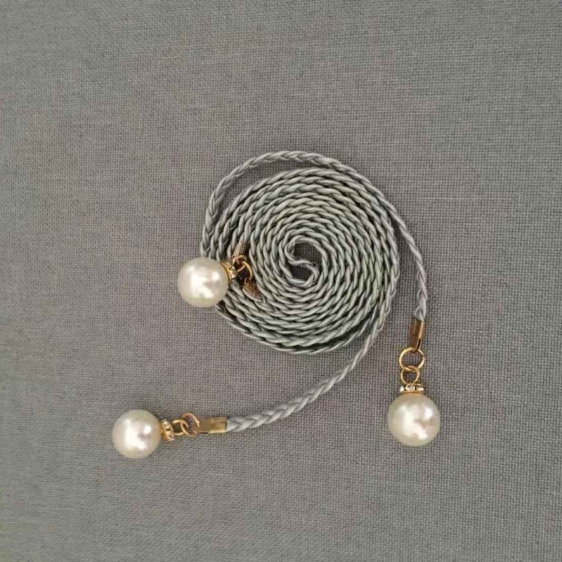 銀色の三珠編み