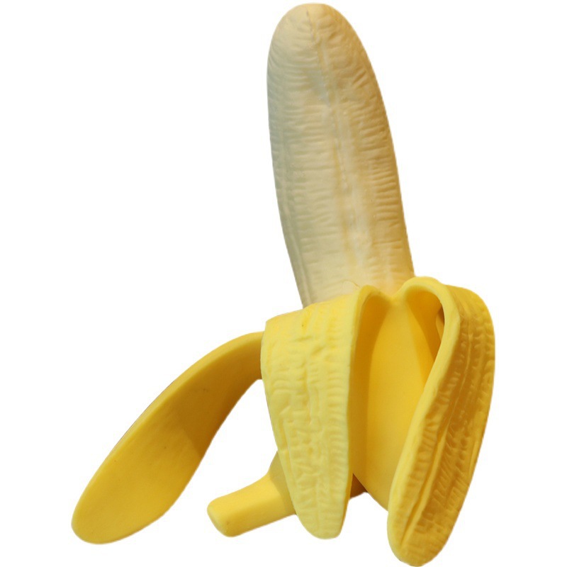 バナナの皮をむく