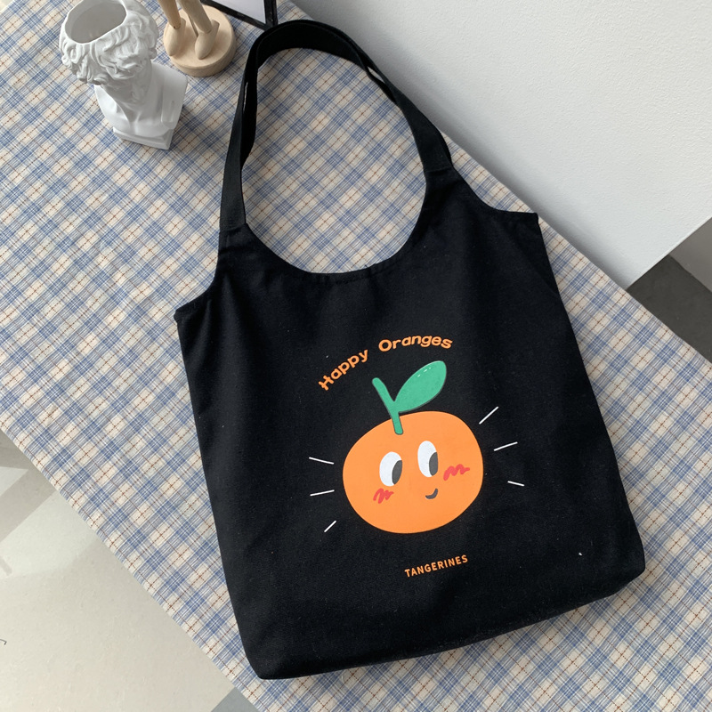 オレンジ色のバッグ