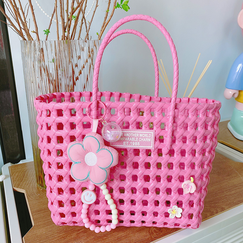 2.ピンクの透かし彫りバッグ