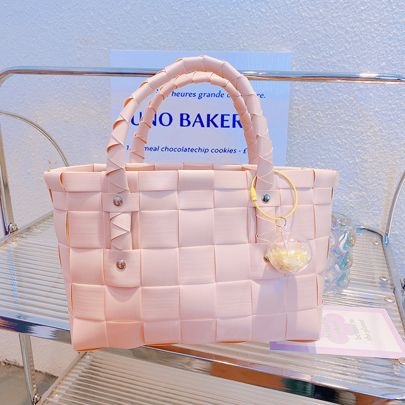 3.シンプルな淡いピンクのバッグ