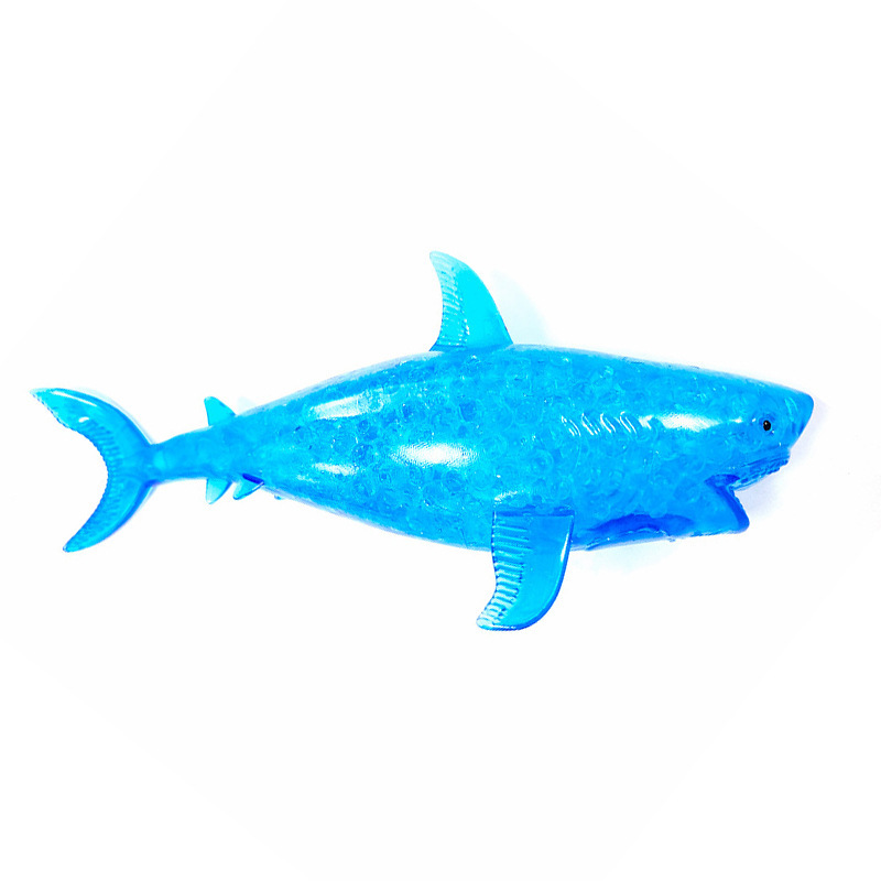 透明な青サメ