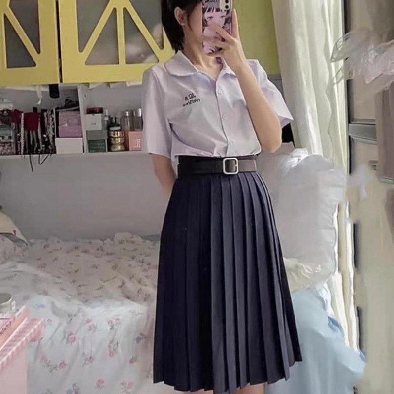 紫のシャツ+紺色の中スカート（スカート長60 cm）