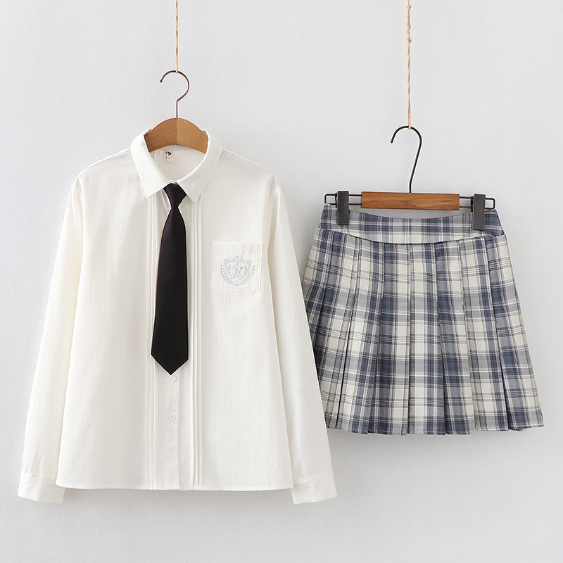 白いシャツ+黒いネクタイ+ダークブルーのスカート