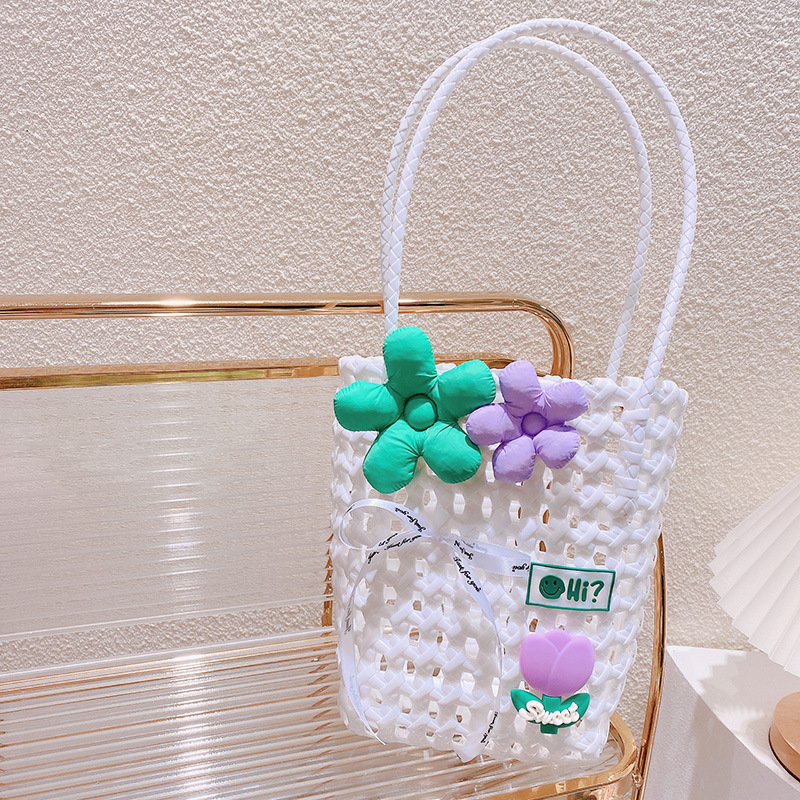 18.緑紫の花の白透かし編みバッグ