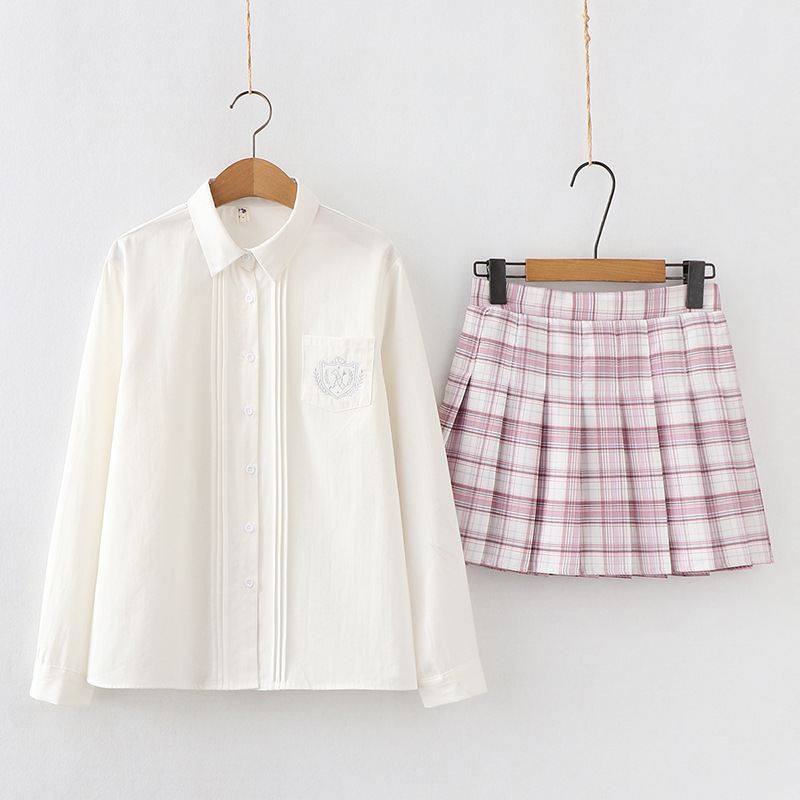 白いシャツ+ピンクスカート