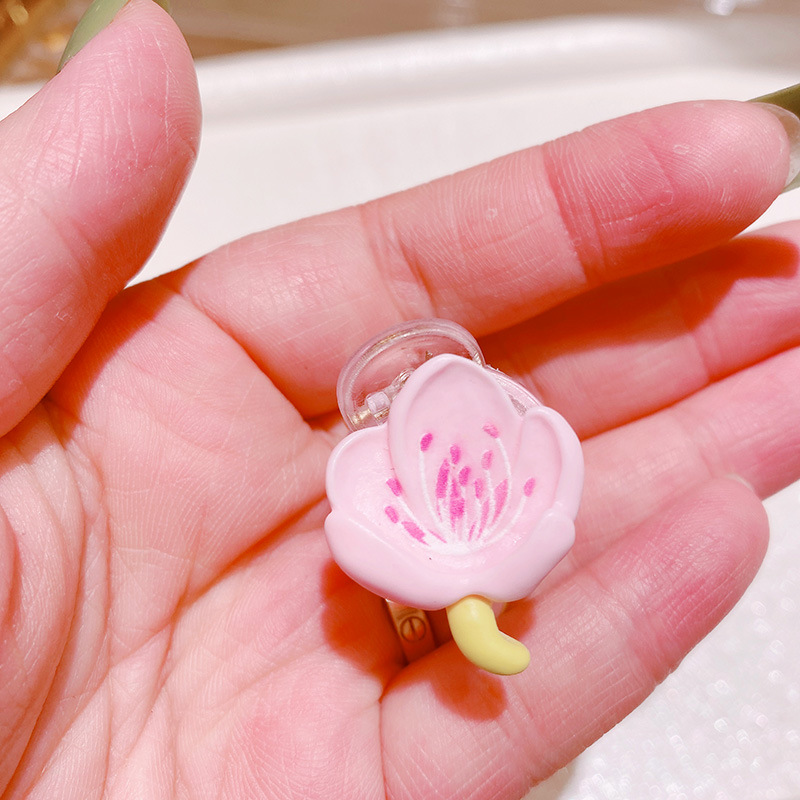 10.半開きピンクの花つかみクリップ
